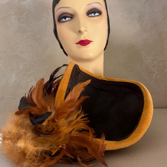 GLORIOUS 1950s\' MUSTARD COLOR DOTTED VELOUR AND FEATHER TRIMMED COCKTAIL HAT main image 4